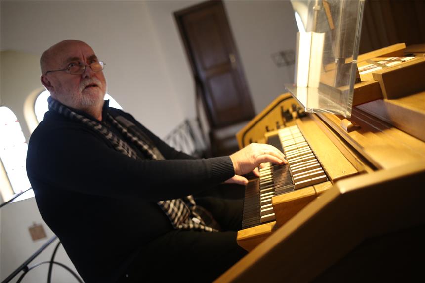 Orgel aus St.-Konrad-Kirche in Werne zieht um Günter Hermann wird die Orgel in St. Konrad vermissen. Den Schlüssel für Maria Frieden bekommt er aber.