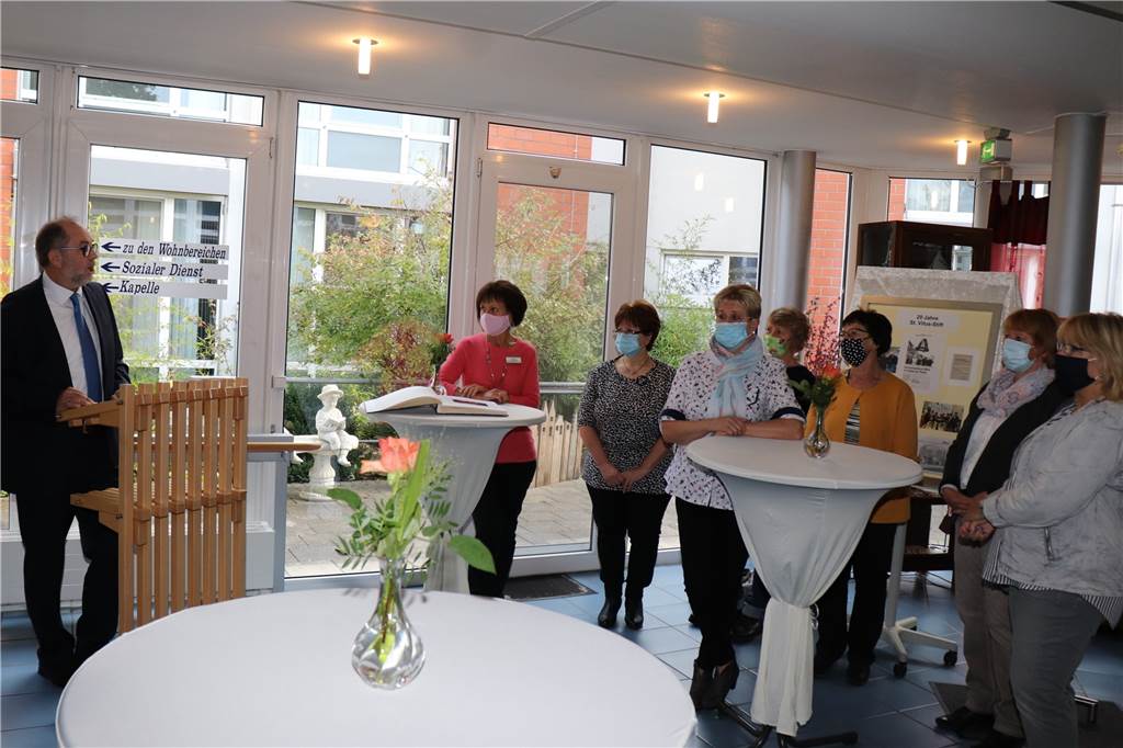 Günter Klaes (l.) bedankt sich bei den langjährigen Mitarbeiterinnen.