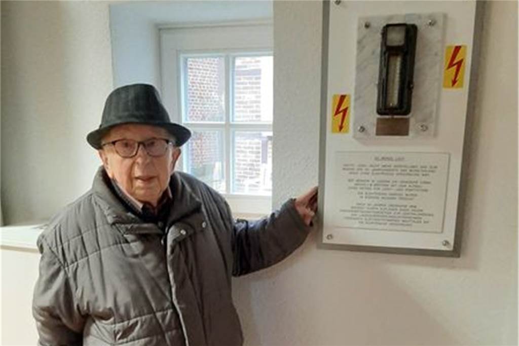 Im Haus Weßling wird Geschichte lebendig Günter Lehmann vor dem, von ihm angebrachten, Gleichstromzähler aus dem Jahre 1907.