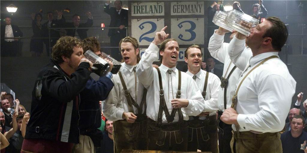 Weltkarte der Promis kennt einen Olfener, der als Hulk-Vorbild diente Günter Schlierkamp (r), Bodybuilder und Schauspieler aus Olfen, spielte in der Filmkomödie "Bierfest" an der Seite von Jürgen Prochnow und Donald Sutherland.