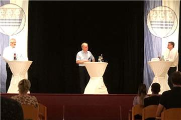 Günter Wewers (links) und Berthold Dittmann wollen Bürgermeister in Stadtlohn werden. Im Kandidatenduell der Münsterland Zeitung trafen sie in der Stadthalle aufeinander.