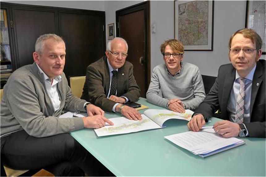 Günter Wewers (v.l.), Helmut Könning, Martin Auras und Bernd Mesken machen sich Gedanken über die Neuansiedlung eines Hotels in Stadtlohn.
