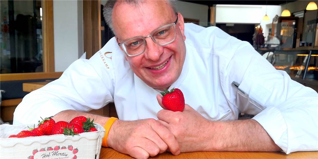 Günther Overkamp verrät das Geheimnis der beliebtesten Erdbeerbowle Günther Overkamps Sommer-Liebe ist ein süßes Früchtchen mit Überraschungen. Der Koch erzählt in dieser Kolumne, was die meisten über die Erdbeere nicht wissen und was man alles Leckeres mit ihr anstellen kann.
