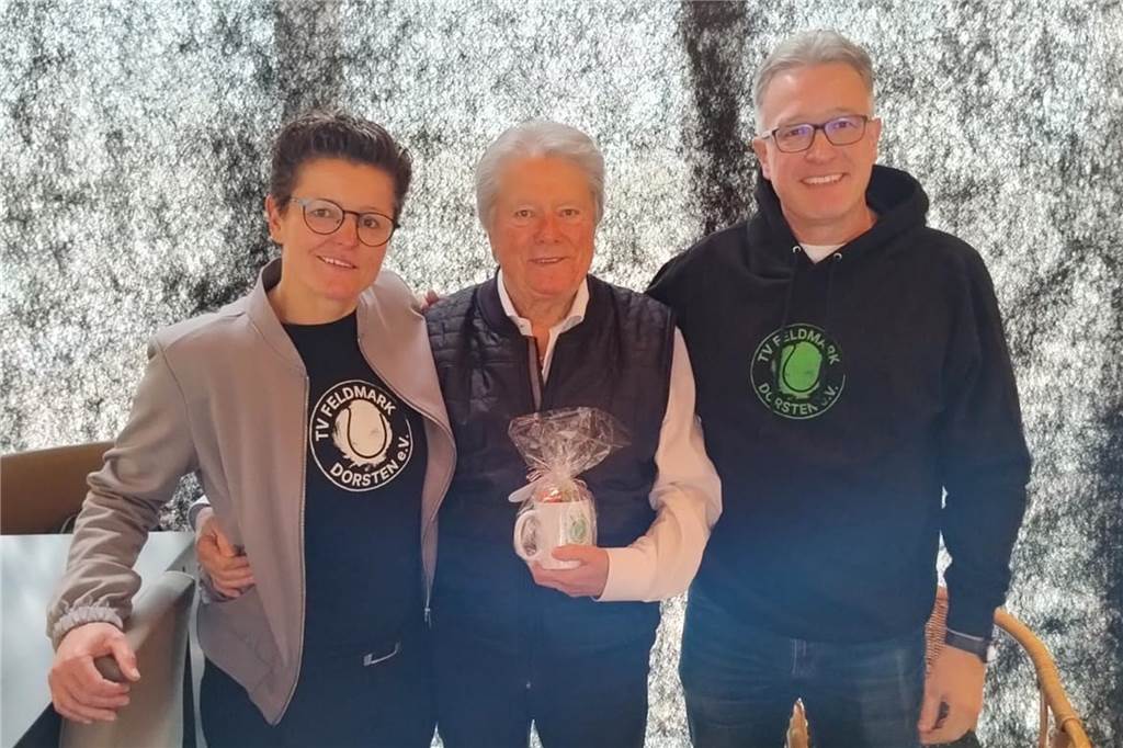Aufschlag Yvonne Butterweck: TV Feldmark hat eine neue Vorsitzende Yvonne Butterweck, Günther Vogler und Jörg Meyer