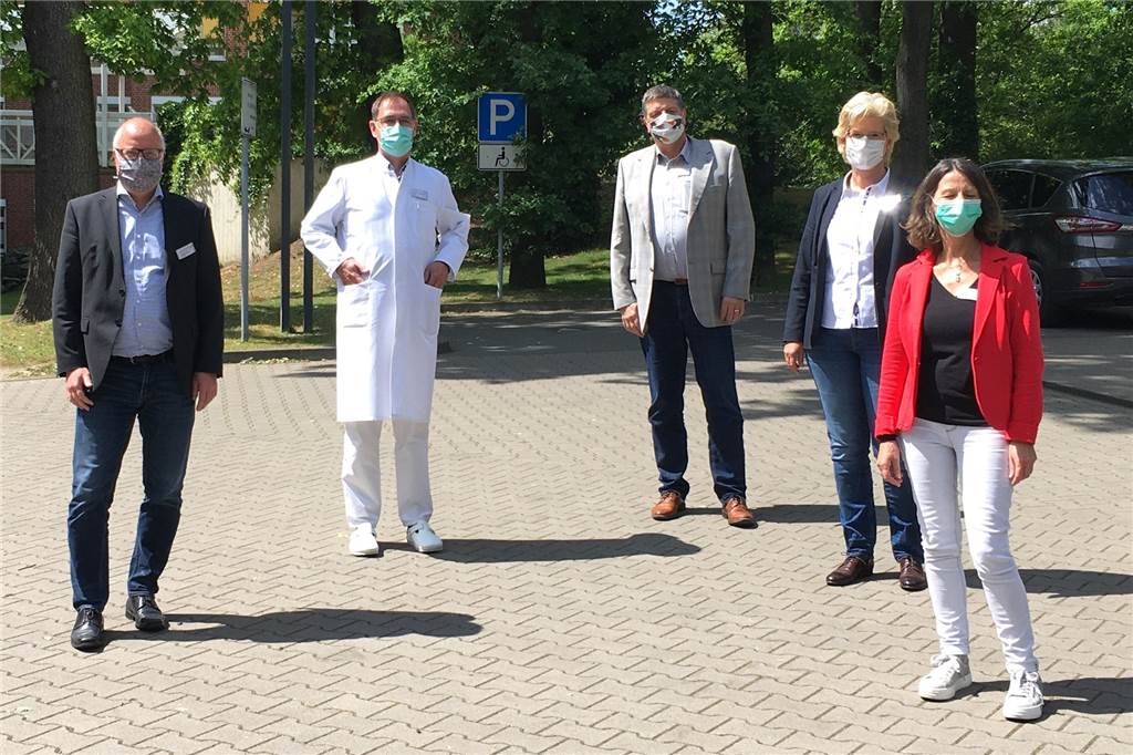 KKRN hält 32 Intensivbetten für Corona-Patienten vor - Angebot ausbaufähig Guido Bunten (1. v. l.) und Hiltrud Hachmöller (2. v. r.) vom St.-Elisabeth-Krankenhaus in Dorsten hoffen, auch weiterhin Fachkräfte gewinnen zu können.