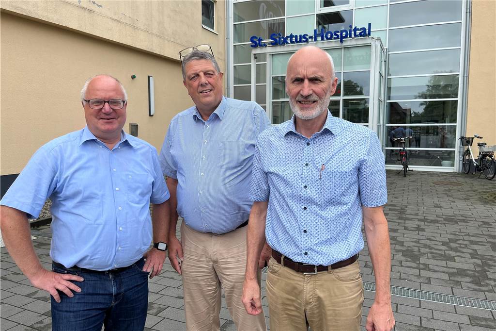 KKRN-Geschäftsführer Dr. Andreas Weigand überraschend freigestellt Guido Bunten (v.l.), Dr. Andreas Weigand und Bernhard Möller vor dem Sixtus-Hospital in Haltern.