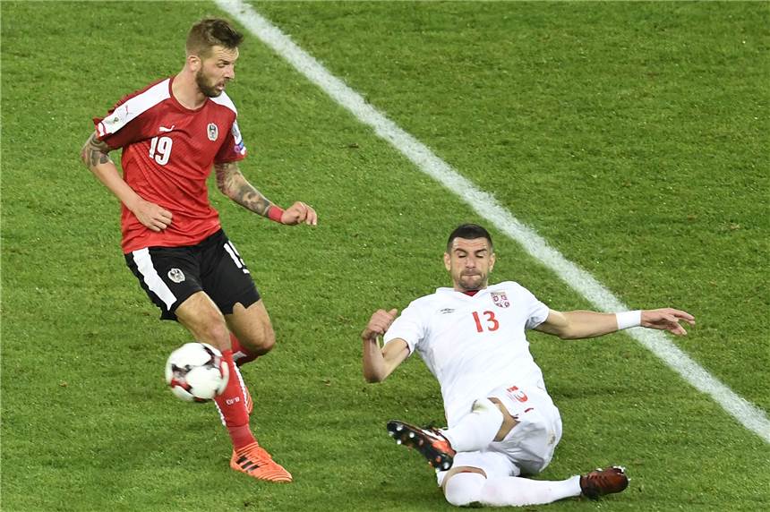 Schalke-Stürmer Burgstaller beendet Nationalmannschafts-Karriere Guido Burgstaller (l.) - hier in einem Länderspiel gegen Serbien, beendet seine Karriere in der Nationalmannschaft.