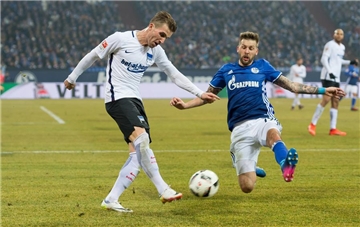Guido Burgstaller (r.) spielt, wie es Schalke mag.