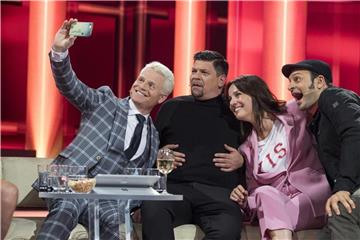 Guido Cantz (l-r) macht ein Selfie mit seinen Gästen Tim Mälzer, Desiree Nosbusch und Kaya Yanar. Foto: Alexander Kluge/SWR