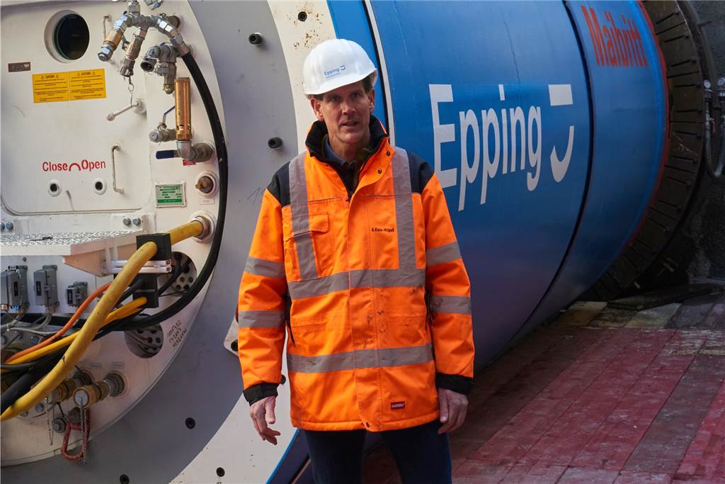Mit Video: 110-Tonnen-Riesenbohrer schafft Platz fürs Erdkabel Guido Klein-Hitpaß vom Unternehmen Epping Rohrvorbau zeigte sich zuversichtlich: Das Tunnelbauprojekt mit dem "Maibritt" getauften Bohrer in Legden werde gelingen. Nach und nach werden riesige Betonrohre in den vom Bohrer geschafften Platz 13 Meter tief unter der Erde geschoben.