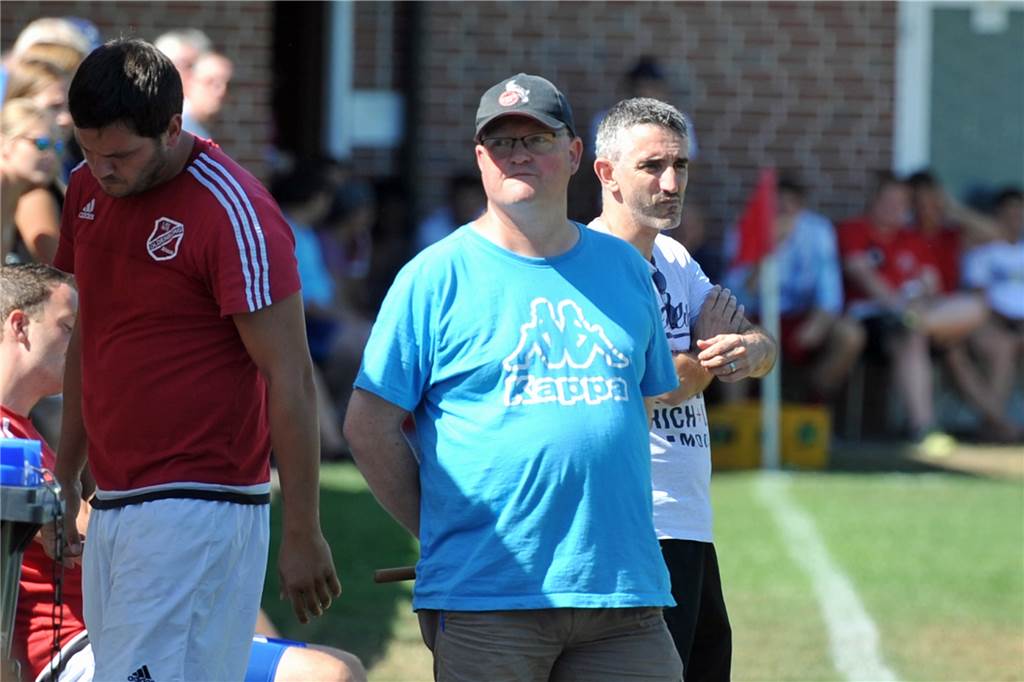 Seit 2008 an der Linie: Dieser Trainer ist der Ahauser Christian Streich Guido Meyer (M.) steht schon seit 2008 beim FC Oldenburg an der Seitenlinie. die meiste Zeit gemeinsam mit seinem Kumpel Fransico Fraca (r.).
