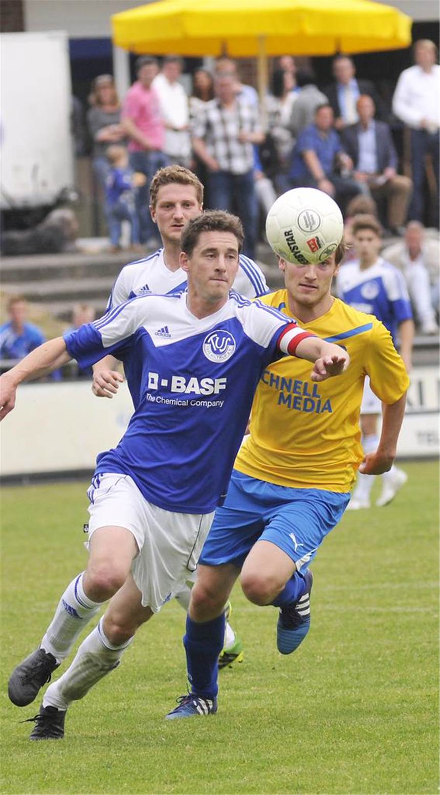 Geschenke zum Abschied Guido Vierhaus (r.) verabschiedete sich von der SpVgg Vreden und aus dem Hamalandstadion mit dem 2:1-Siegtreffer gegen TuS Hiltrup