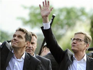 Guido Westerwelle und sein Lebenspartner Michael Mronz (l.) nach der Stimmabgabe zur Bundestagswahl in Bonn. Foto: Marius Becker/Archiv