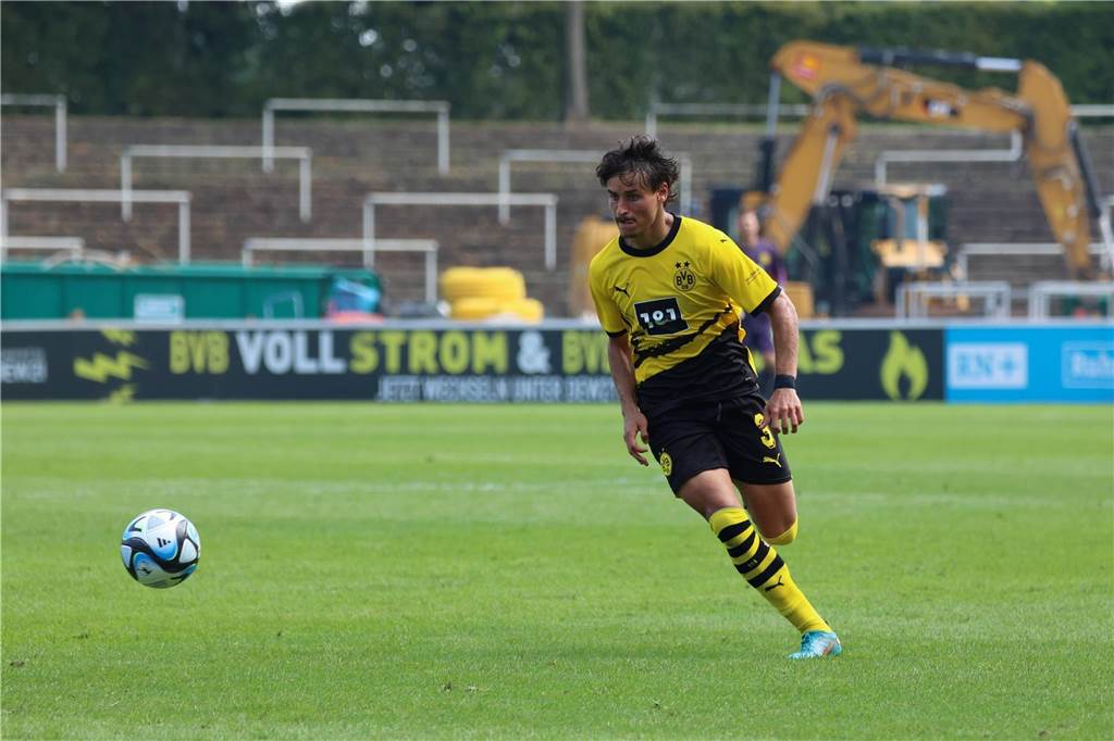Bitterer Rückschlag für BVB-Youngster Prince Aning: „Er ist richtig genknickt“ Guille Bueno läuft hinter dem Ball her.