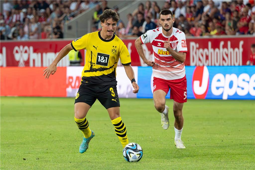 Sorgen um BVB-Linksverteidiger Prince Aning: U23 will Serie gegen Dresden fortsetzen Guille Bueno führt den Ball.