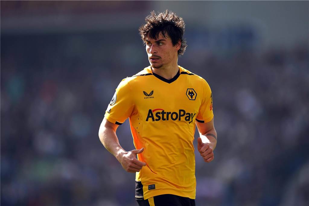 BVB stattet Guille Bueno mit Profivertrag aus : „Ich stehe bereit, sollte ich gebraucht werden“ Hugo Bueno blickt zur Seite.