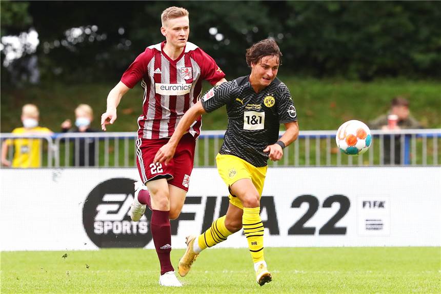 BVB-U23: Wiedersehen mit Ex-Bundesliga-Trainer beim Test gegen KAS Eupen Guillermo Bueno (rechts), hier beim Freundschaftsspiel des BVB in Hagen, dürfte beim Test in Eupen zum Einsatz kommen, um Spielpraxis zu sammeln.