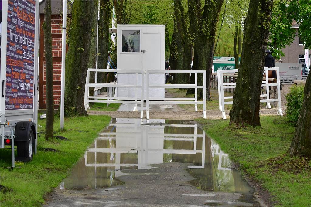 Gummistiefel einpacken: Wer am Dienstag bei den 43. Lenklarer Reitertagen zuschauen wollte, musste sich wasserfest anziehen.