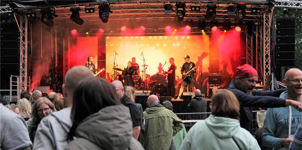 Festival Eriner Beben in Obercastrop mit 300 Gästen am Auftaktabend Gun-Fire spielte zum Auftakt beim "Eriner Beben". Rund 300 Gäste verfolgten das Konzert beim SV Wacker Obercastrop vor der riesigen Bühne.
