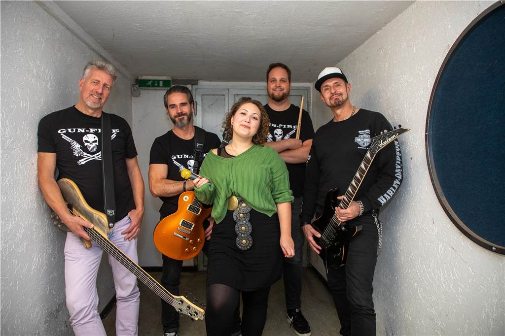ddddddd Gun-Fire (v.l.) mit Arne (Bass), Bruce (Gesang und Rhythmusgitarre), Luisa (Gesang), Lennart (Schlagzeug) und Patrick (Solo-Gitarre) undPatrick (Solo-Gitarre) undPatrick (Solo-Gitarre).