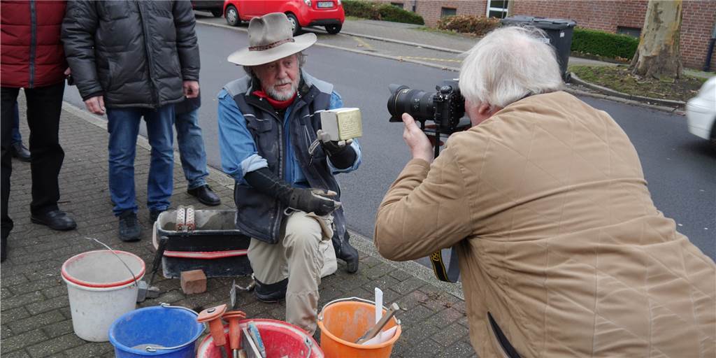 Gedenken an zwei Familien: „Vater“ der Stolpersteine kommt nach Lünen Gunter Deming wird 2019 mit einem Stolperstein in Lünen-Süd von RN Fotograf Günter Goldstein abgelichtet. Am 13. Juni kommt er wieder nach Lünen.