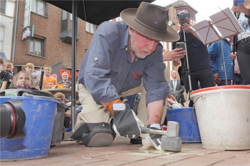 Gunter Demnig, der Initiator des Stolpersteine-Projekts, hat die sieben neuen Steine in Lünen selbst verlegt. 