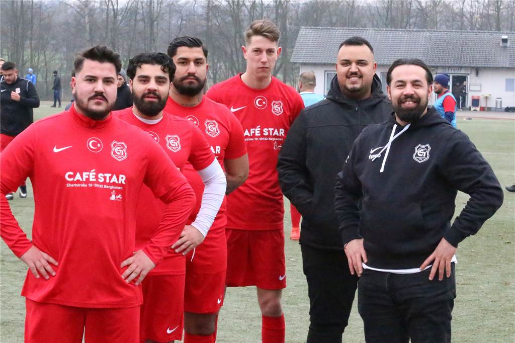 Gurbet Spor Bergkamen holt Offensivkraft vom Nachbarn VfK Weddinghofen Gurbet Spor Bergkamen verstärkt sich für die Rückserie mit (v.l.) Malik Domurcuk (TSC Kamen II), Abdul Öden (TuRa Bergkanmen), Diyar Tekin (VfK Weddinghofen) und Dominic Lalla (TuRa Bergkamen); daneben Vorsitzender Onur Öncül und Trainer Aziz Hassan.