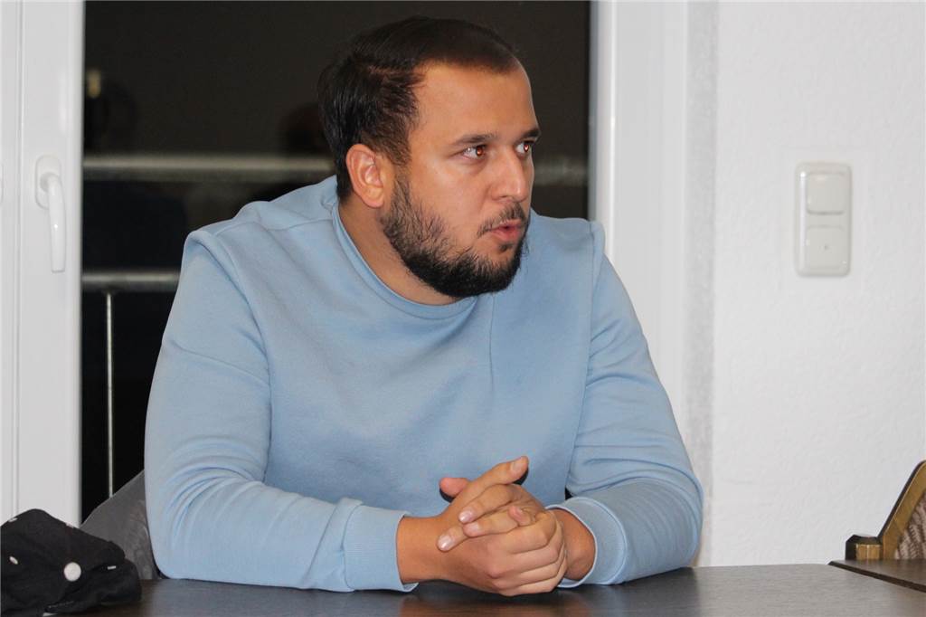 „Das war die Hölle“: Schiedsrichter Caner Mavis (19) macht Gurbet Spor Bergkamen heftige Vorwürfe Gurbet-Sportchef Emre Demircan sitzt