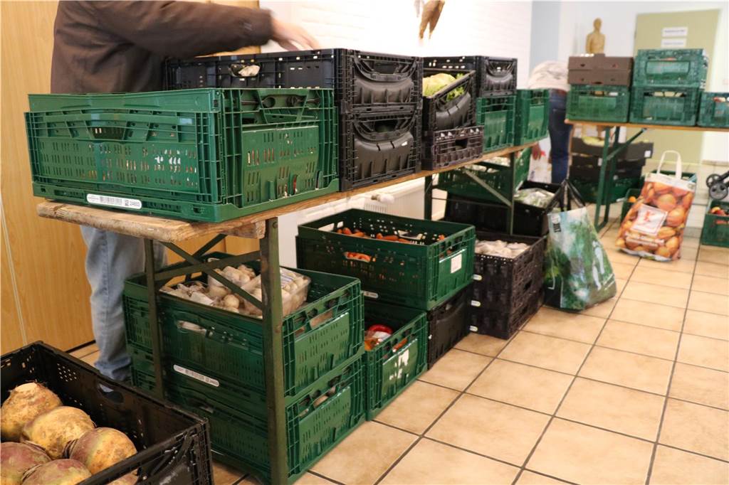 Bedürftigkeit nimmt zu - Lebensmittel fehlen der Tafel Gurken, Lauchzwiebeln, Clementinen, Äpfel, Brot und vieles mehr: Gegen Vorlage des Berechtigungsscheines können sich Kirchhellener Familien im Pfarrheim abholen, was sie benötigen.