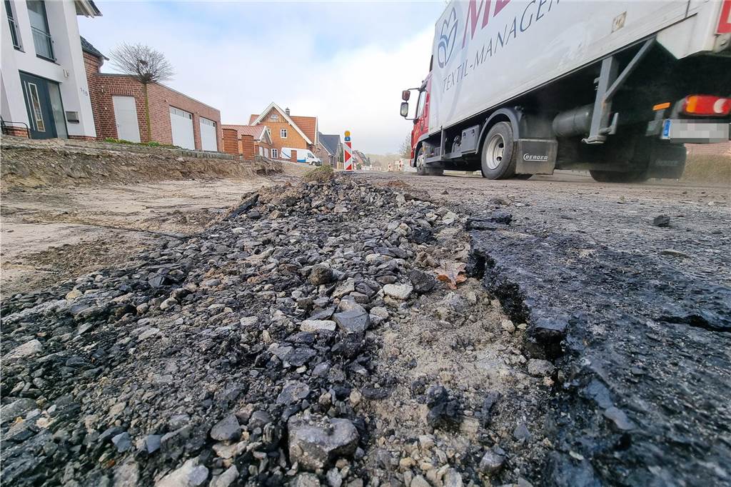 Endausbau Leuskesweg angelaufen: Brücken-Neubau verursacht weitere Kosten Gut 100 Meter des Leuskesweges sind bereits abgefräst. Es ist der erste von zwei Bauabschnitten. Aktuell ist dieser Abschnitt für den Verkehr noch frei, aber eine "Rumpelpiste".