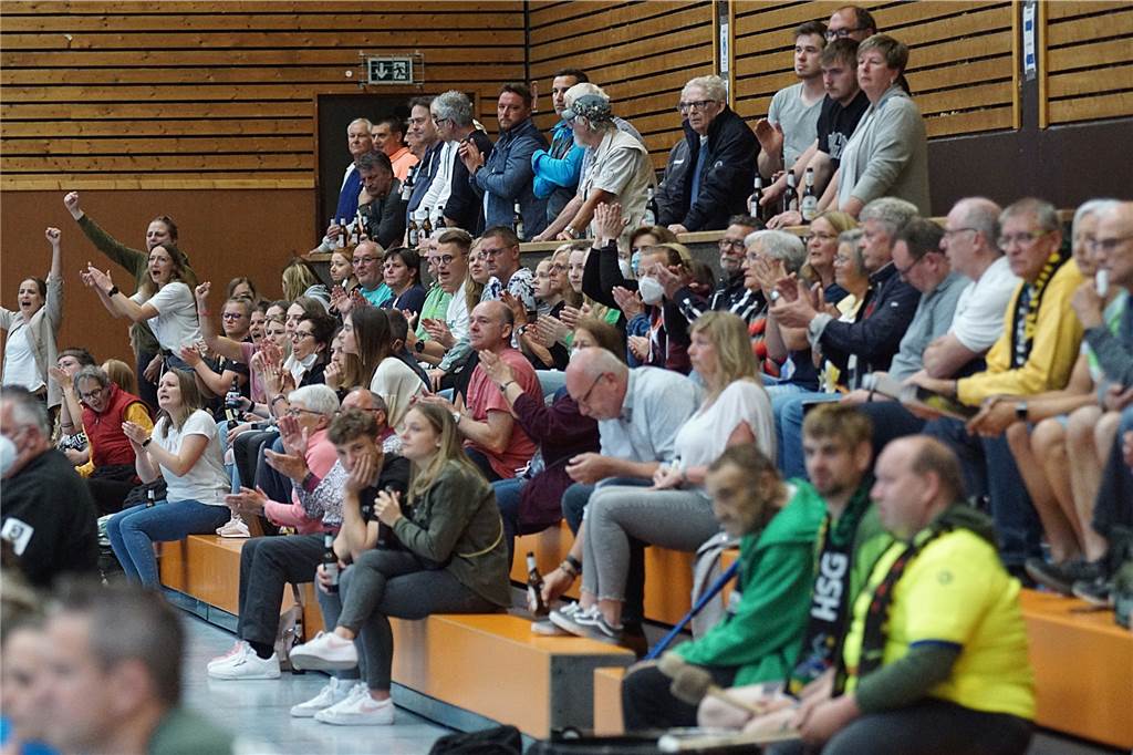 Mit vielen Fotos: Königsborner SV verabschiedet sich mit einer Heimniederlage aus der 3. Liga Gut 100 Zuschauer waren beim letzten Heimspiel in der 3. Liga in der Halle.
