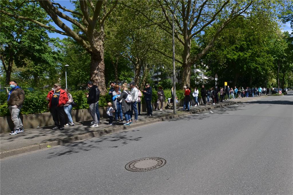 Sonder-Impfaktion: „Ich möchte einfach meine Freiheit wieder haben“ Gut 350 Meter lang ist die Warteschlange in der Spitze gegen 14.30 Uhr.