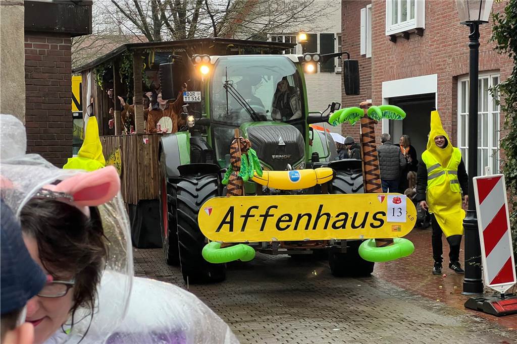 KFK öffnet Anmeldefenster für Umzug: Wagenbauer „sitzen auf heißen Kohlen" Ein Karnevalswagen und Menschen
