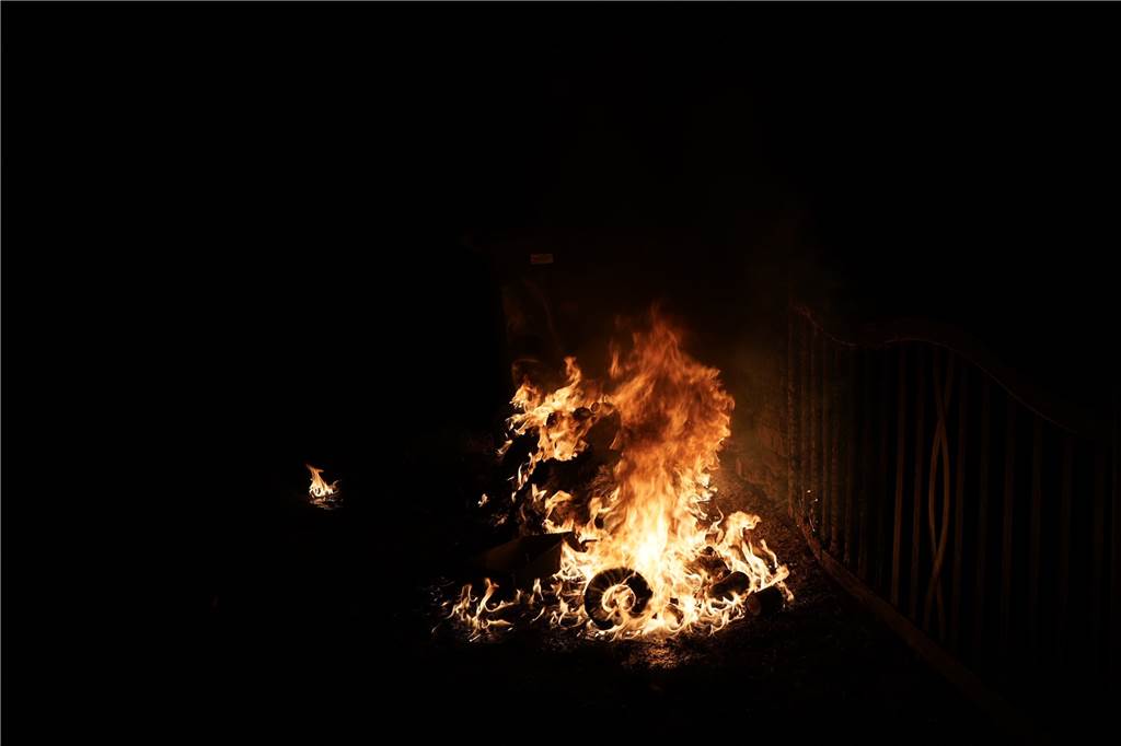 Wieder brennen Mülltonnen in Castrop-Rauxel: Wer war es diesmal? Eine brennende Mülltonne.