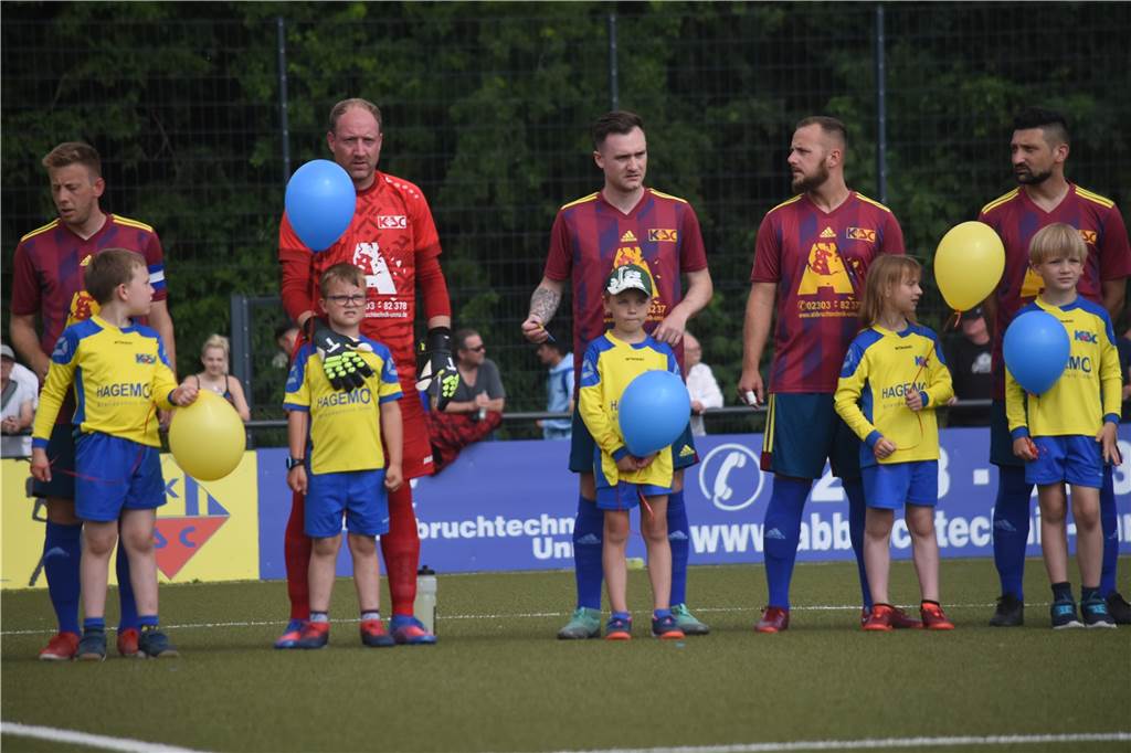 2:3-Pleite nach 2:0-Führung: Kamener SC schenkt gute Ausgangsposition gegen den SC Halle her Gut 500 Zuschauer sahen das erste Relegationsspiel, das stimmungsvoll mit Fahnen, Rauchtöpfen und Luftballons der Einlaufkinder zelebriert wurde. Hier stehen (v.l.) Kapitän Kim Denninghaus, Torhüter Carsten Schrader, die Verteidiger Kevin Lehmann und Nico Lenz sowie Mittelfeldspieler Hasan Bastürk bei der Begrüßung der Mannschaften.
