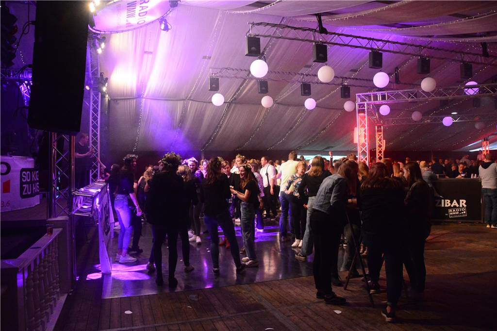 Gut 5.000 Besucher füllten am Samstag (8.April) die Zelte von Karpaten und feierten dort die große Eröffnungsparty.