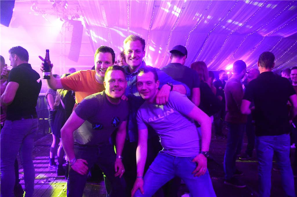 Gut 5.000 Besucher füllten am Samstag (8.April) die Zelte von Karpaten und feierten dort die große Eröffnungsparty.