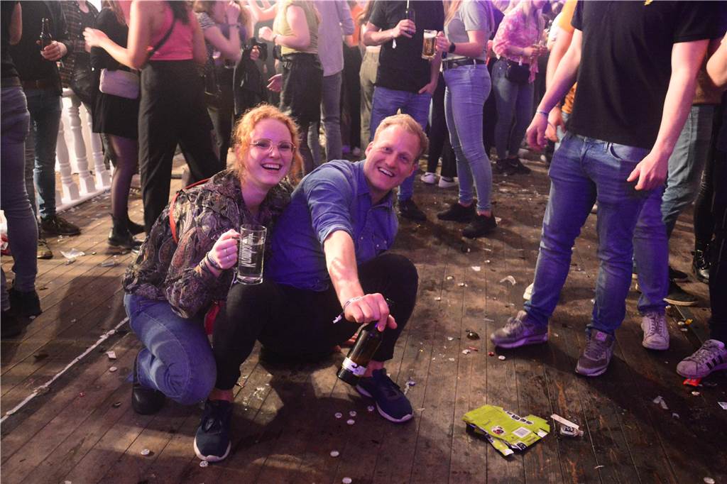 Gut 5.000 Besucher füllten am Samstag (8.April) die Zelte von Karpaten und feierten dort die große Eröffnungsparty.