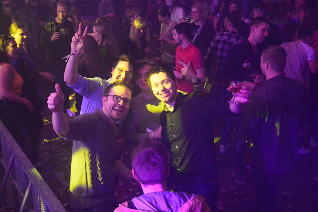 Gut 5.000 Besucher füllten am Samstag (8.April) die Zelte von Karpaten und feierten dort die große Eröffnungsparty.