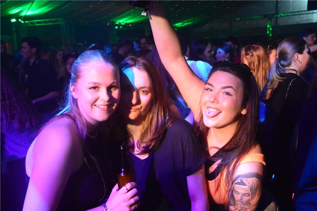Gut 5.000 Besucher füllten am Samstag (8.April) die Zelte von Karpaten und feierten dort die große Eröffnungsparty.