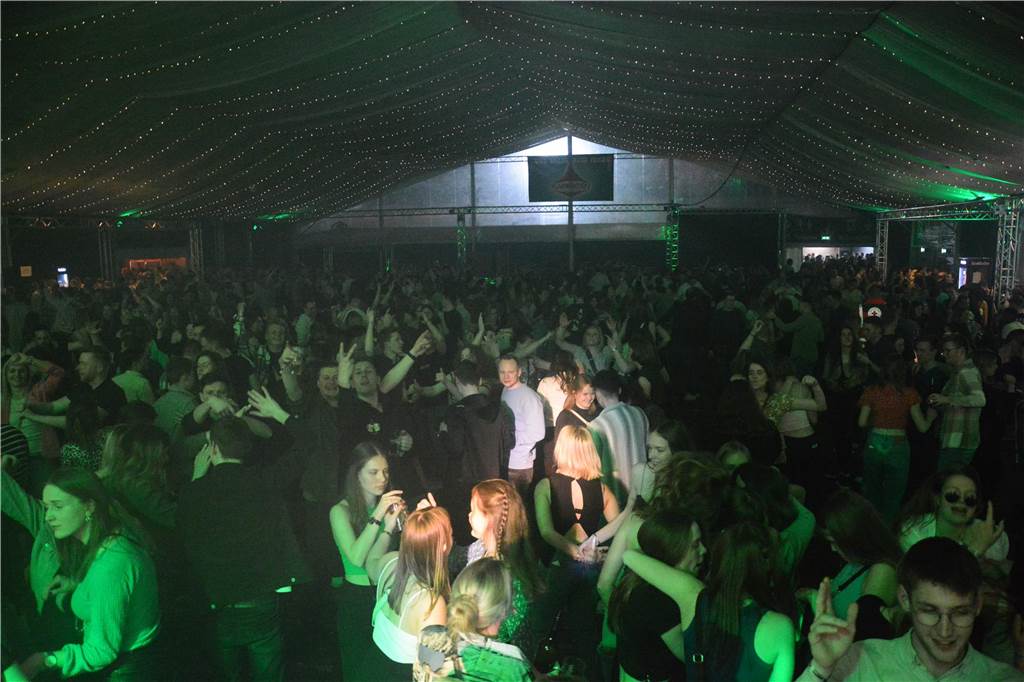 Gut 5.000 Besucher füllten am Samstag (8.April) die Zelte von Karpaten und feierten dort die große Eröffnungsparty.