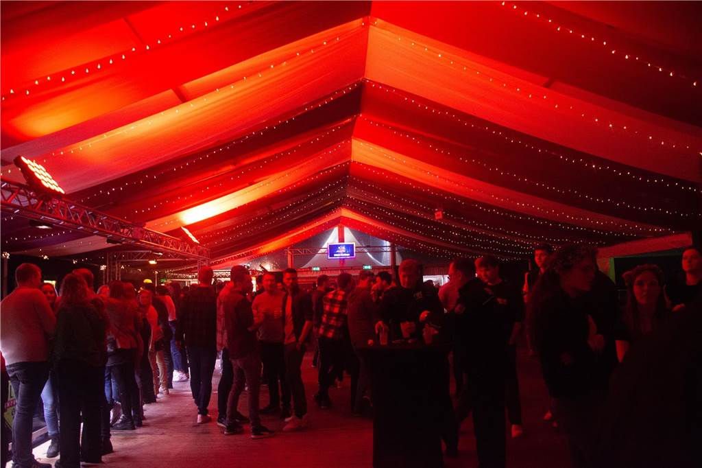 Gut 5.000 Besucher füllten am Samstag (8.April) die Zelte von Karpaten und feierten dort die große Eröffnungsparty.