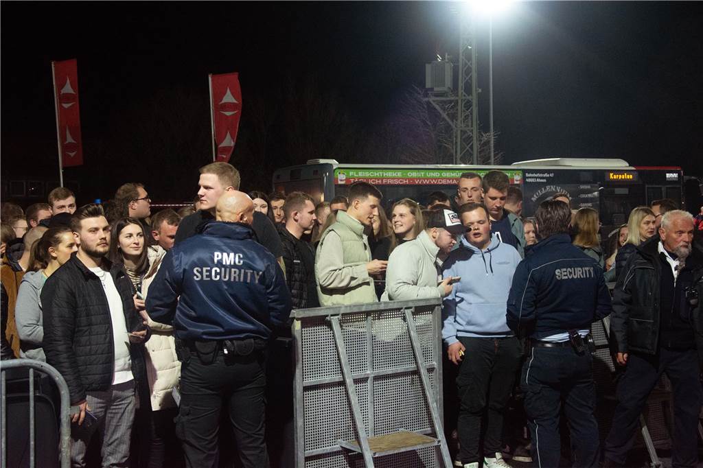 Gut 5.000 Besucher füllten am Samstag (8.April) die Zelte von Karpaten und feierten dort die große Eröffnungsparty.