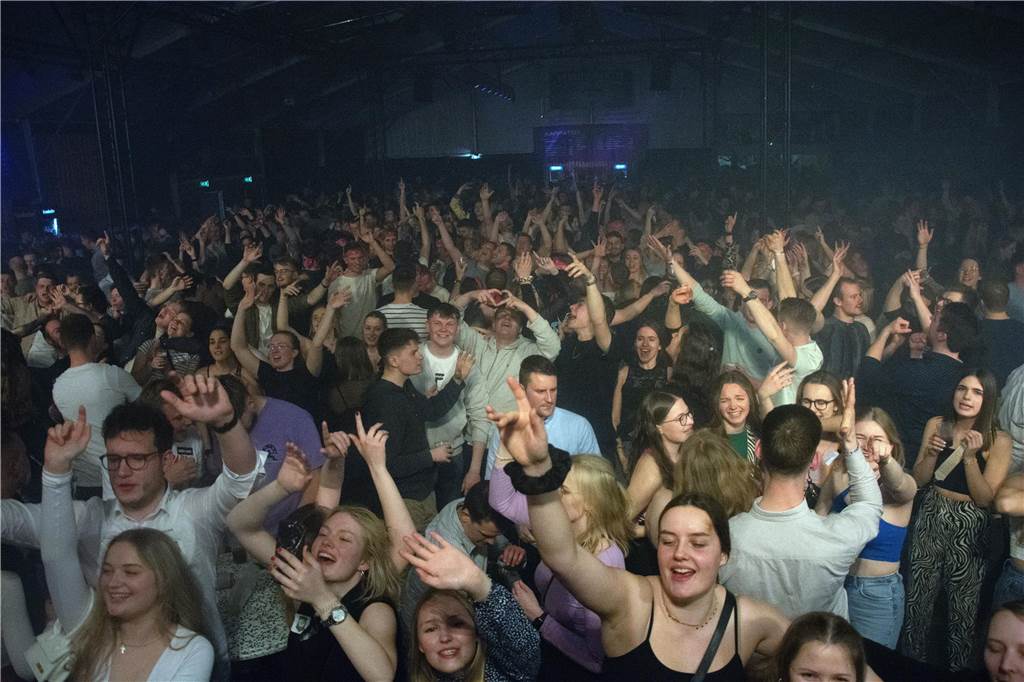 Gut 5.000 Besucher füllten am Samstag (8.April) die Zelte von Karpaten und feierten dort die große Eröffnungsparty.
