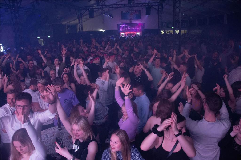 Gut 5.000 Besucher füllten am Samstag (8.April) die Zelte von Karpaten und feierten dort die große Eröffnungsparty.