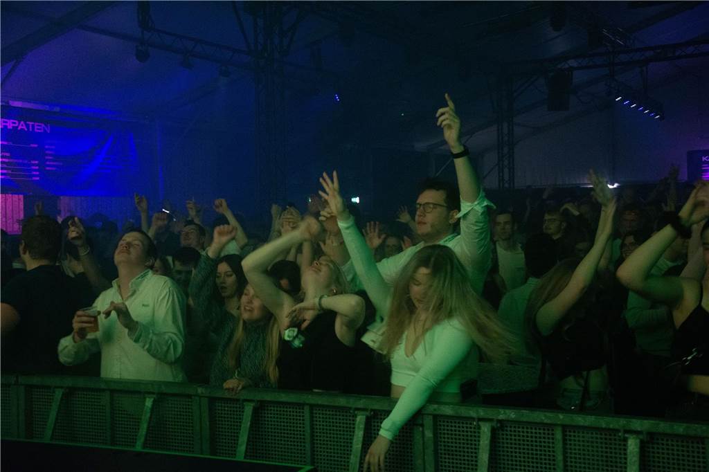 Gut 5.000 Besucher füllten am Samstag (8.April) die Zelte von Karpaten und feierten dort die große Eröffnungsparty.