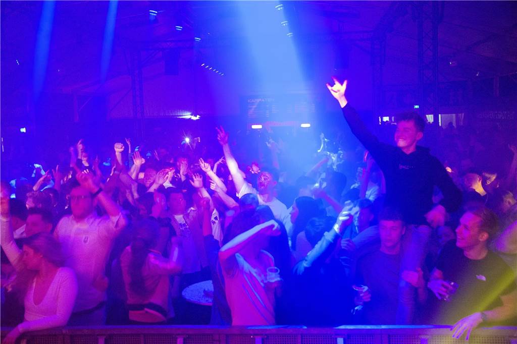 Gut 5.000 Besucher füllten am Samstag (8.April) die Zelte von Karpaten und feierten dort die große Eröffnungsparty.