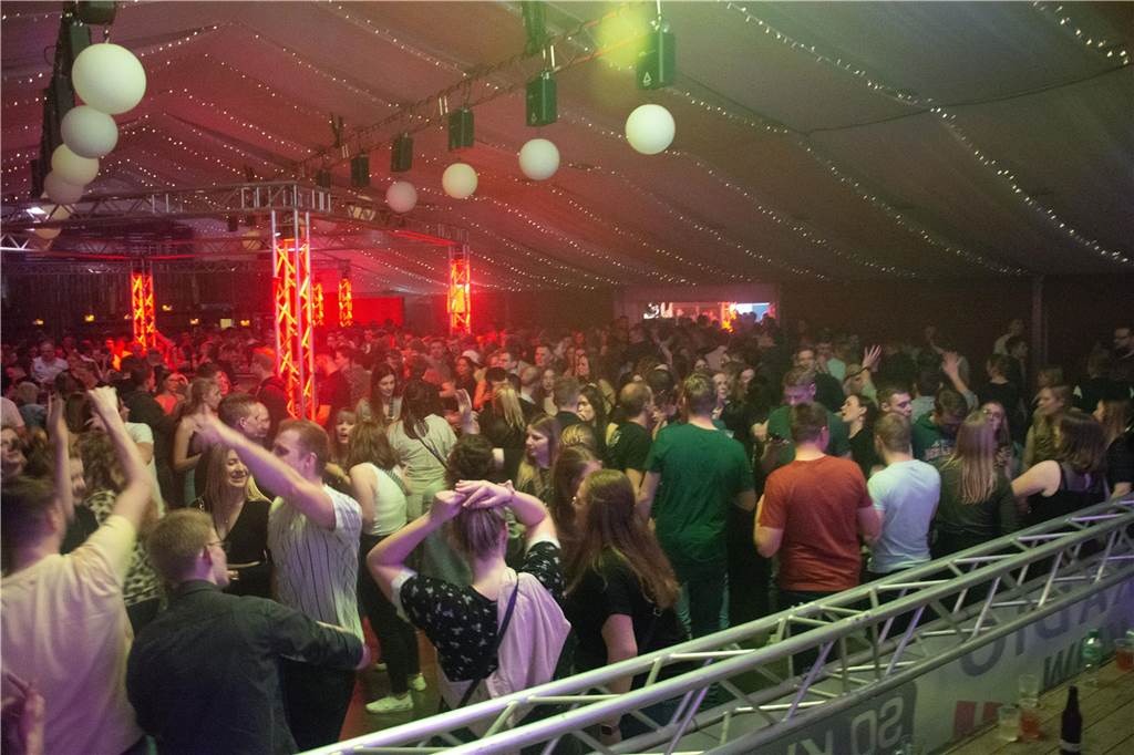 Gut 5.000 Besucher füllten am Samstag (8.April) die Zelte von Karpaten und feierten dort die große Eröffnungsparty.