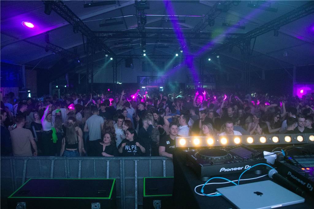 Gut 5.000 Besucher füllten am Samstag (8.April) die Zelte von Karpaten und feierten dort die große Eröffnungsparty.