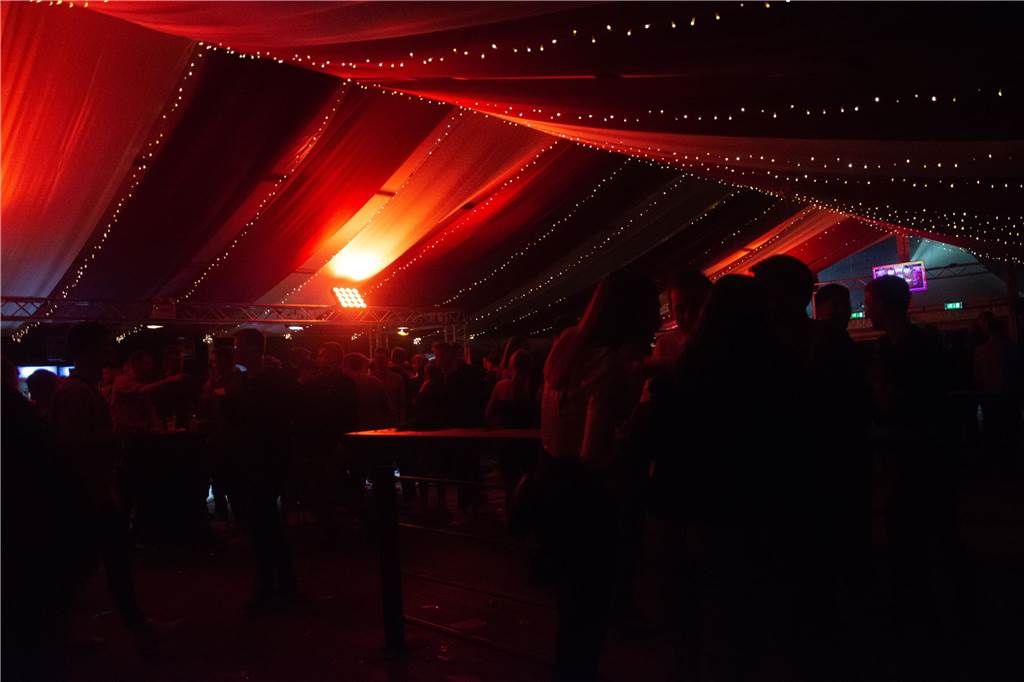 Gut 5.000 Besucher füllten am Samstag (8.April) die Zelte von Karpaten und feierten dort die große Eröffnungsparty.